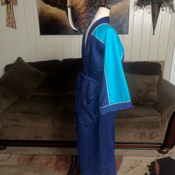 Classic collection by Van Heusen Men’s Navy/Turquoise~One Size Robe~New W/Tags - Picture 7 of 16